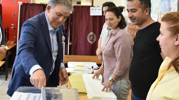 11. Cumhurbaşkanı Abdullah Gül (solda), 31 Mart Mahalli İdareler Genel Seçimleri için oyunu Beykoz'da kullandı. - Sputnik Türkiye