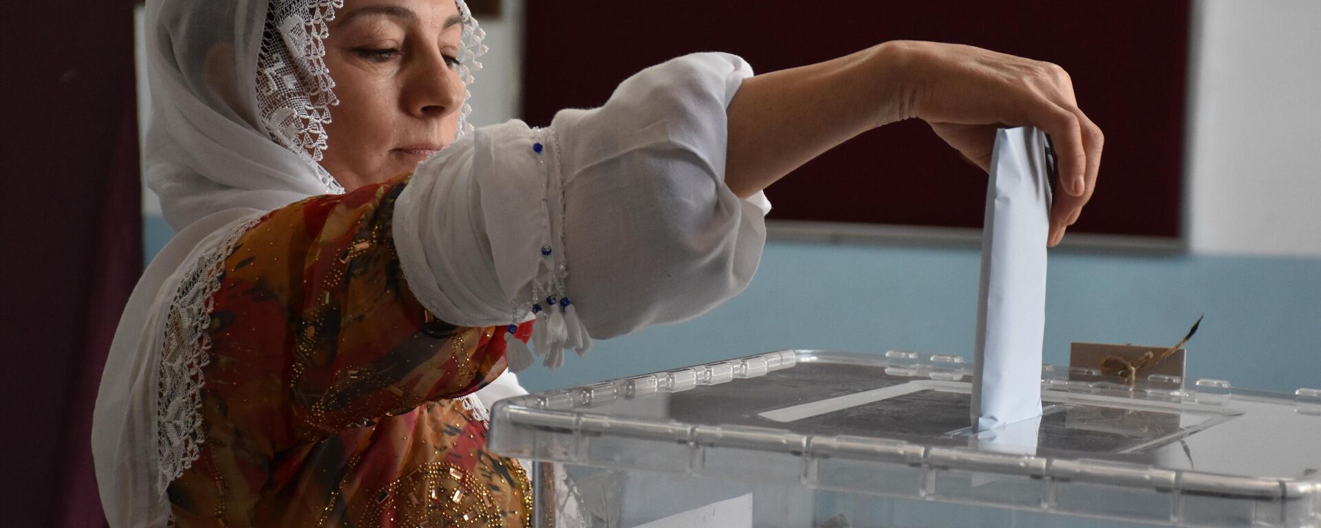 Şırnak'ta bazı vatandaşlar yöresel kıyafetlerle Mahalli İdareler Genel Seçimleri için oy kullandı.
 - Sputnik Türkiye, 1920, 31.03.2024