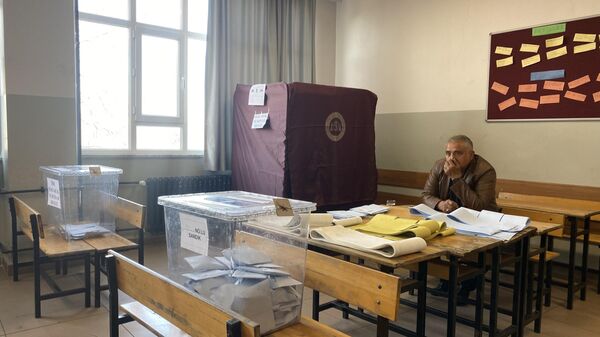 İstanbul'da en düşük seçmene sahip olan Fatih'te bulunan Sarıdemir Mahallesinde vatandaşlar, 31 Mart yerel seçimde muhtarlık için oy kullanamadı. 8 seçmen, il ve ilçe belediyeleri oyları için komşu mahallenin sandığına gitti. - Sputnik Türkiye