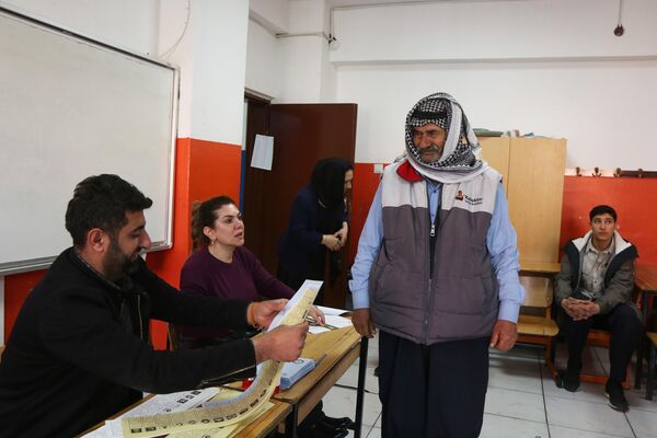 Oy kullanma işleminin 07.00’da başladığı kentlerden biri olan Diyarbakır’da vatandaşlar erken saatlerde okul önlerinde toplandı. Erken saatleri tercih eden yaşlı vatandaşlar okul önlerinde toplandı. - Sputnik Türkiye