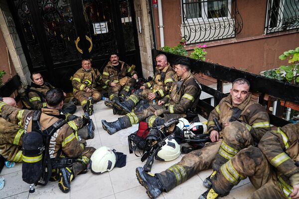 Gayrettepe Yıldız Posta Caddesi Gönenoğlu Sokak&#x27;ta bulunan binada henüz bilinmeyen nedenle yangın çıktı. - Sputnik Türkiye