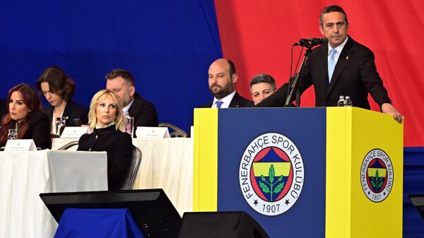 Fenerbahçe Kulübünün olağanüstü genel kurul toplantısı, çoğunluğun sağlanmasıyla başladı. Fenerbahçe Kulübü Başkanı Ali Koç, Ülker Stadı'nda gerçekleştirilen genel kurul toplantısına katılarak konuşma yaptı. - Sputnik Türkiye