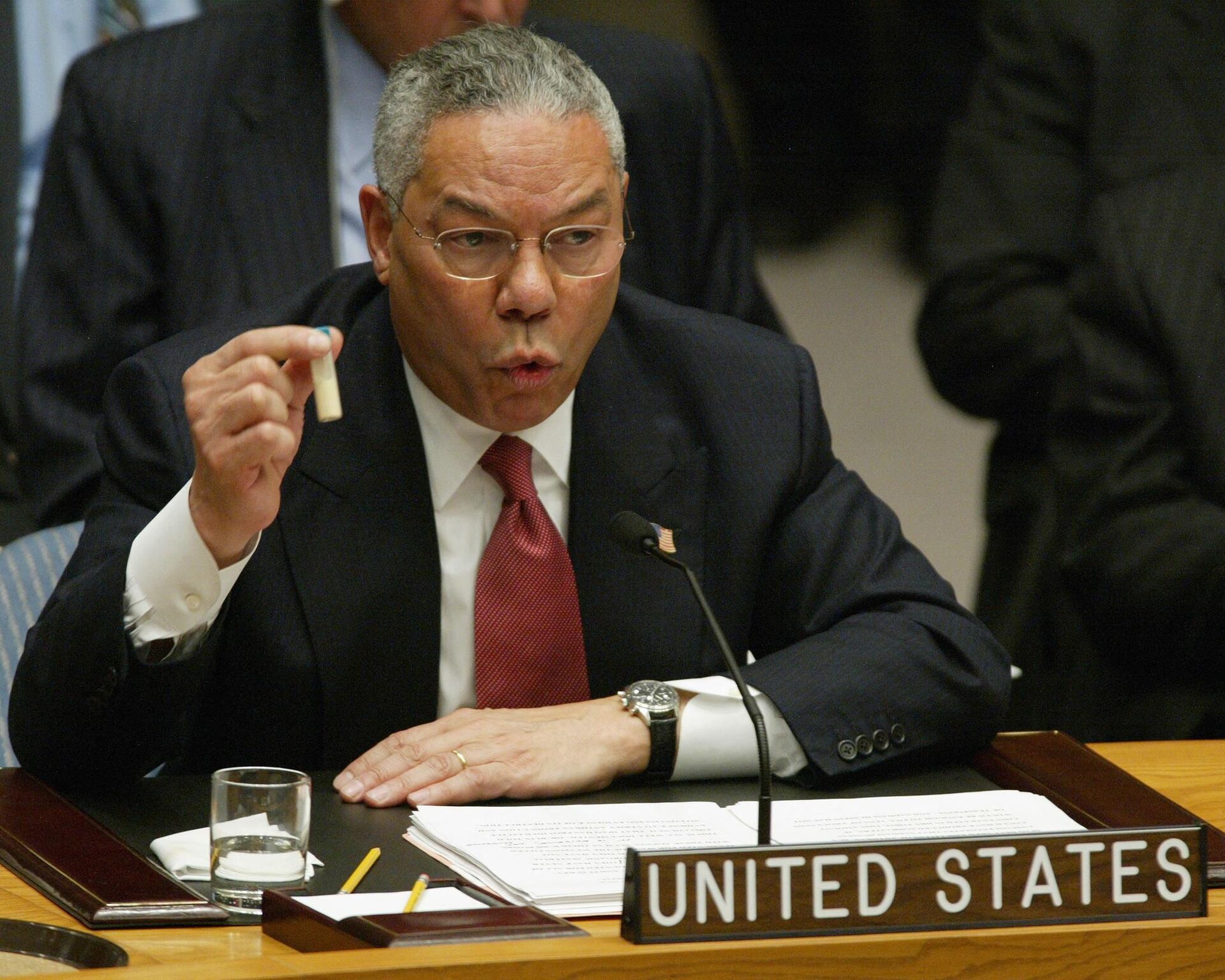 Colin Powell Irak'ta kimyasal silah iddiasıyla BM'de şarbon tüpü gösteriyor - Sputnik Türkiye, 1920, 03.04.2024