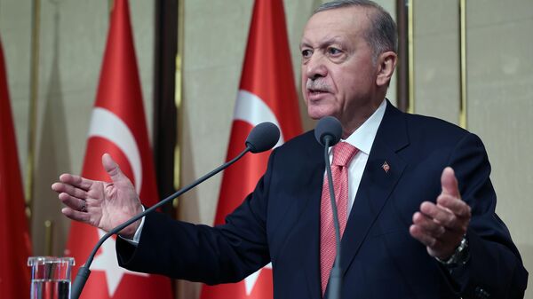 Cumhurbaşkanı Recep Tayyip Erdoğan, Cumhurbaşkanlığı Külliyesi Sergi Salonu'nda Emniyet, Jandarma ve Sahil Güvenlik mensupları ile iftarda bir araya geldi. - Sputnik Türkiye