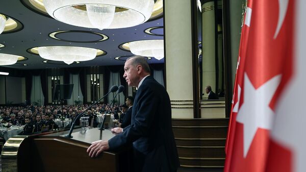 Cumhurbaşkanı Recep Tayyip Erdoğan,  Cumhurbaşkanlığı Külliyesi Sergi Salonu'nda Emniyet, Jandarma ve Sahil Güvenlik mensuplarıyla bir araya geldiği iftar programında konuştu. - Sputnik Türkiye