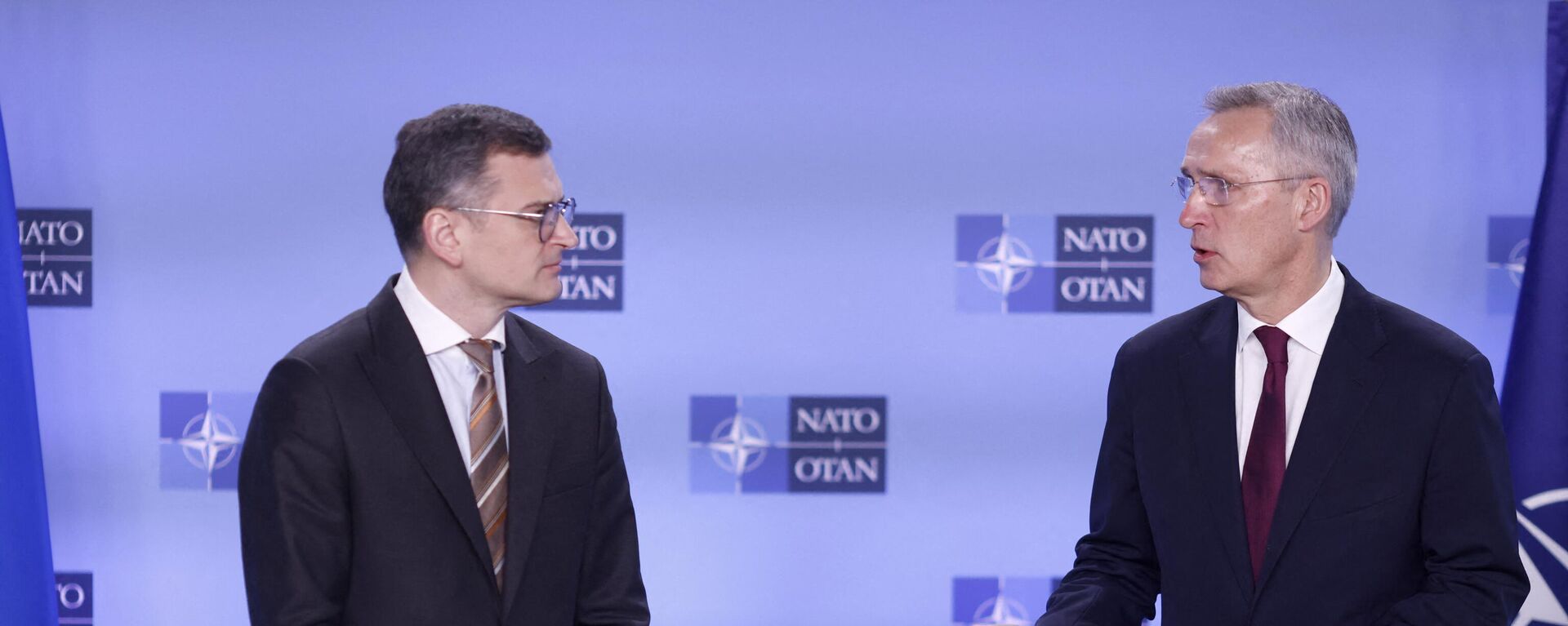 NATO Genel Sekreteri Jens Stoltenberg Ukrayna Dışişleri Bakanı Dmitriy Kuleba ile - Sputnik Türkiye, 1920, 04.04.2024
