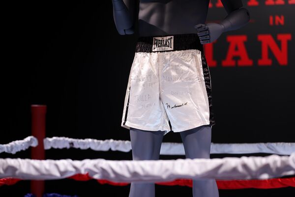 Muhammed Ali&#x27;nin &#x27;Thrilla in Manila&#x27; dövüşündeki boks şortu açık artırmaya çıkıyor - Sputnik Türkiye