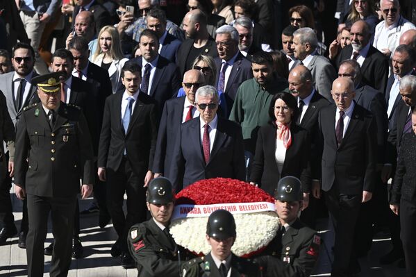 Yavaş, beraberindeki belediye başkanlarıyla Aslanlı Yol&#x27;dan yürüyerek Atatürk&#x27;ün mozolesinin önüne geldi. - Sputnik Türkiye