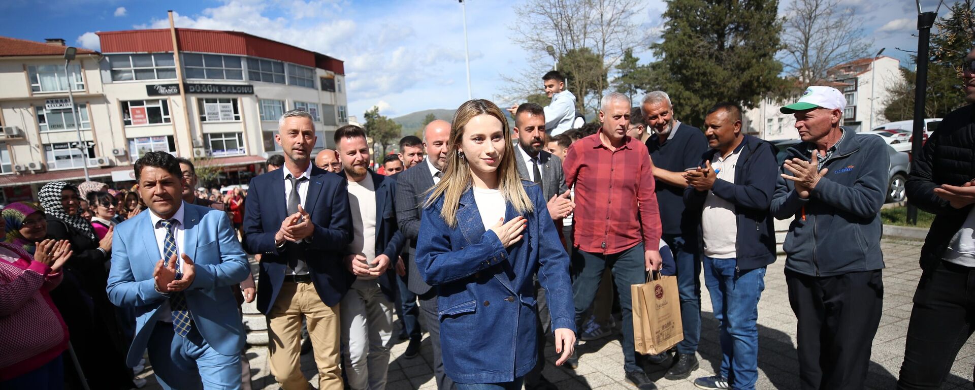 Seçimin en genç belediye başkanı Zeynep Çelik, mazbatasını aldı - Sputnik Türkiye, 1920, 05.04.2024