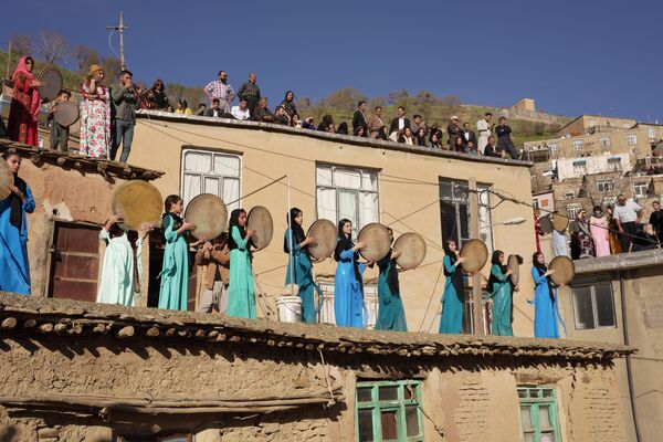 İran’ın Senendec kentindeki Degaga köyünde geleneksel def etkinliği düzenlendi. Kadınların ve erkeklerden oluşan def ekipleri dağın eteklerinde def çalarak gösteri sundu.  - Sputnik Türkiye