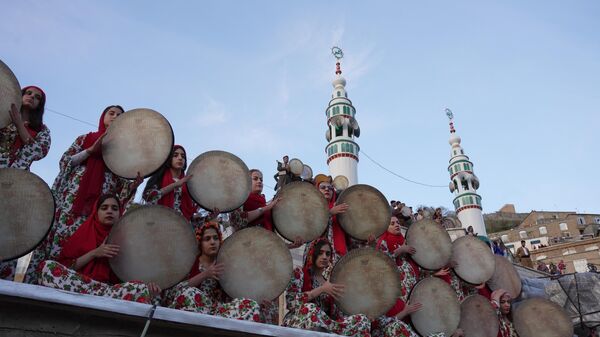 İran’ın Senendec kentindeki Degaga köyünde geleneksel def etkinliği düzenlendi. Kadınların ve erkeklerden oluşan def ekipleri dağın eteklerinde def çalarak gösteri sundu.  - Sputnik Türkiye
