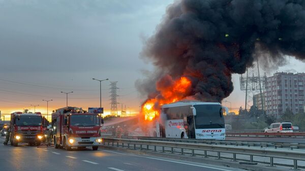 Ümraniye’de otobüs alev alev yandı - Sputnik Türkiye