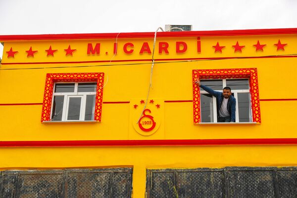 Silvan ilçesinde yaşayan Galatasaray taraftarı Mehdi Keskinkılınç, gönül verdiği takımın renklerine boyadığı evine Arjantinli milli yıldız Mauro Icardi'nin ismini yazdırdı - Sputnik Türkiye