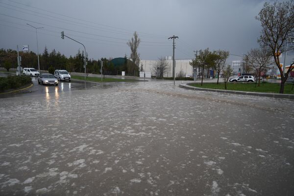 Niğde genelinde etkili olan sağanak ve dolu yağışı nedeniyle trafik aksadı, cadde ve sokaklarda su birikintisi oluştu. - Sputnik Türkiye