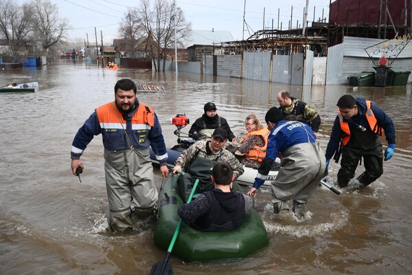 Ural Nehri&#x27;ndeki su seviyesinin şu anda 10 metre 22 santimetre olduğunu ve giderek artmaya devam ettiğini belirten Salmin, acil servislerin 24 saat görev başında olduğunu vurguladı. - Sputnik Türkiye