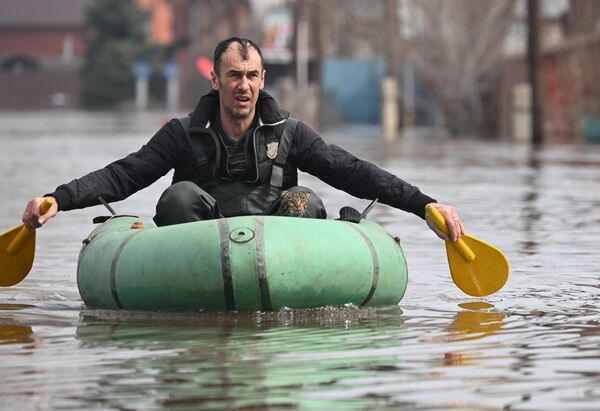 Salmin, sel baskınının kontrol altına alınması için Acil Durumlar Bakanı Aleksandr Kurenkov&#x27;un talimatıyla Orenburg&#x27;a su bariyerleri gönderildiğini belirtti. - Sputnik Türkiye