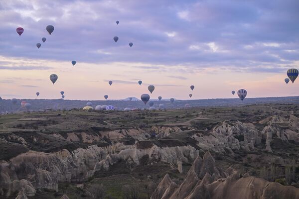 Gün doğumunda, Göreme beldesinden gökyüzüne yükselen sıcak hava balonları Kapadokya&#x27;nın eşsiz güzelliğine renk katıyor - Sputnik Türkiye