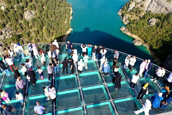 Bölgeye  gelen turistlerin en fazla ziyaret ettiği yerler arasında bulunan cam  teras 9 günlük Ramazan Bayramı tatili dolayısıyla kente  gelen birçok misafiri ağırladı. - Sputnik Türkiye