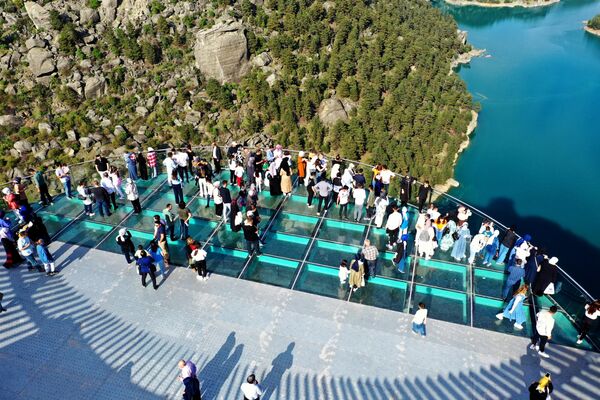 Bölgeye  gelen turistlerin en fazla ziyaret ettiği yerler arasında bulunan cam  teras 9 günlük Ramazan Bayramı tatili dolayısıyla kente  gelen birçok misafiri ağırladı. - Sputnik Türkiye