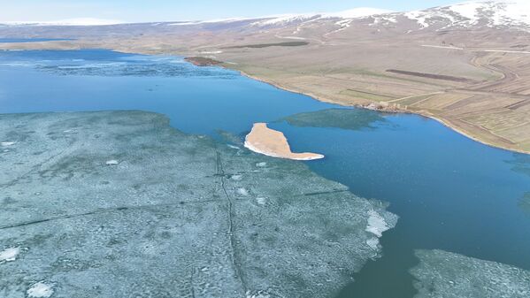 Doğu Anadolu Bölgesi'nin en büyük ikinci gölü Çıldır Gölü'ndeki buzların erimesi havadan görüntülendi - Sputnik Türkiye