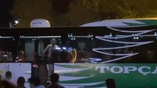 Tokat'ta yolcu otobüsünde kırdığı soda şişesiyle muavini rehin alan yolcu, polisin operasyonu ile etkisiz hale getirilerek gözaltına alındı. - Sputnik Türkiye