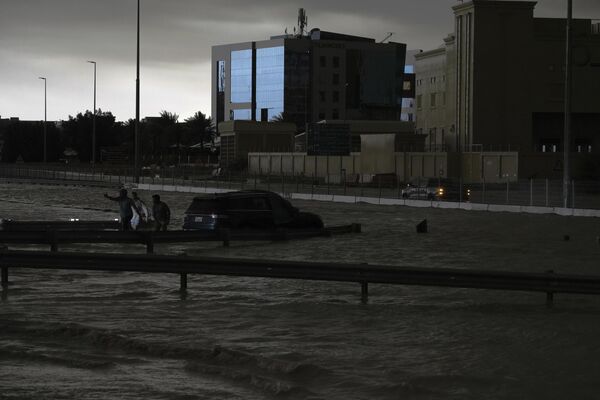 Birleşik Arap Emirlikleri’nin (BAE), Dubai kentinde etkili olan sağanak, hayatı olumsuz etkiledi. Yağış nedeniyle su baskınları meydana gelirken, sokak ve caddelerdeki bazı arabalar su altında kaldı.
 - Sputnik Türkiye