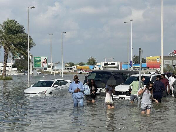 Birleşik Arap Emirlikleri’nde (BAE) etkili olan şiddetli yağışlar, hayatı olumsuz etkiledi. Dubai kentinde yaşanan şiddetli yağış nedeniyle yollarda su birikintileri oluştu, araçlar yollarda mahsur kaldı.  - Sputnik Türkiye