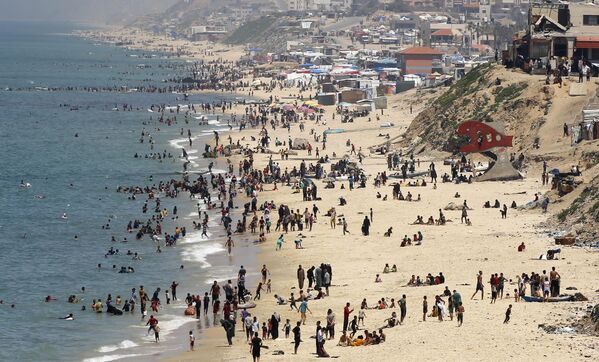 Sıcak havalardan bunalan Filistinliler, Deyr Balah'ın sahil bölgesinde denize girerek serinlemeye çalıştı - Sputnik Türkiye