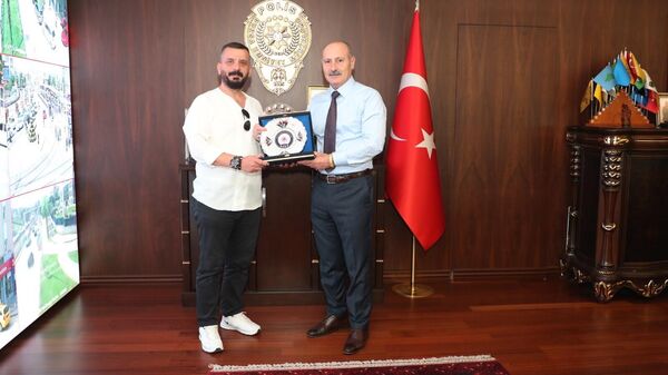 Bursa'da polisten kaçan şüpheliyi çay içtiği masadan kalkarak yakalayan duyarlı vatanda - Sputnik Türkiye