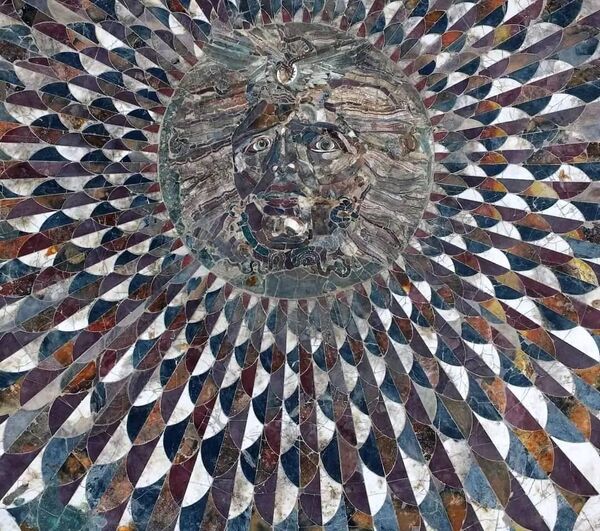 Mozaik, Antik Dönem&#x27;de konser alanı, meclis, mahkeme ve tiyatro görevi yapan odeonun ortasında yer alıyor. - Sputnik Türkiye