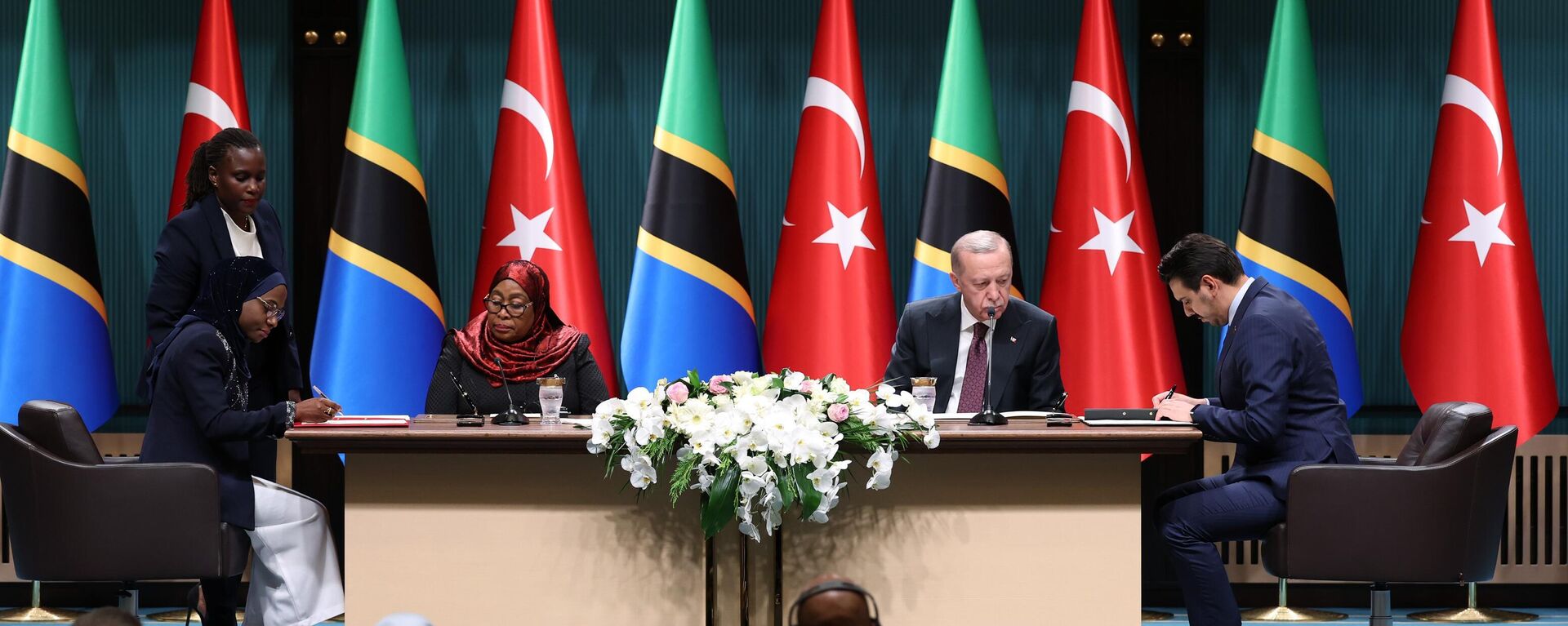 Cumhurbaşkanı Recep Tayyip Erdoğan, Tanzanya Birleşik Cumhuriyeti Cumhurbaşkanı Samia Suluhu Hassan ile ortak basın Toplantısı gerçekleştirdi.  - Sputnik Türkiye, 1920, 18.04.2024