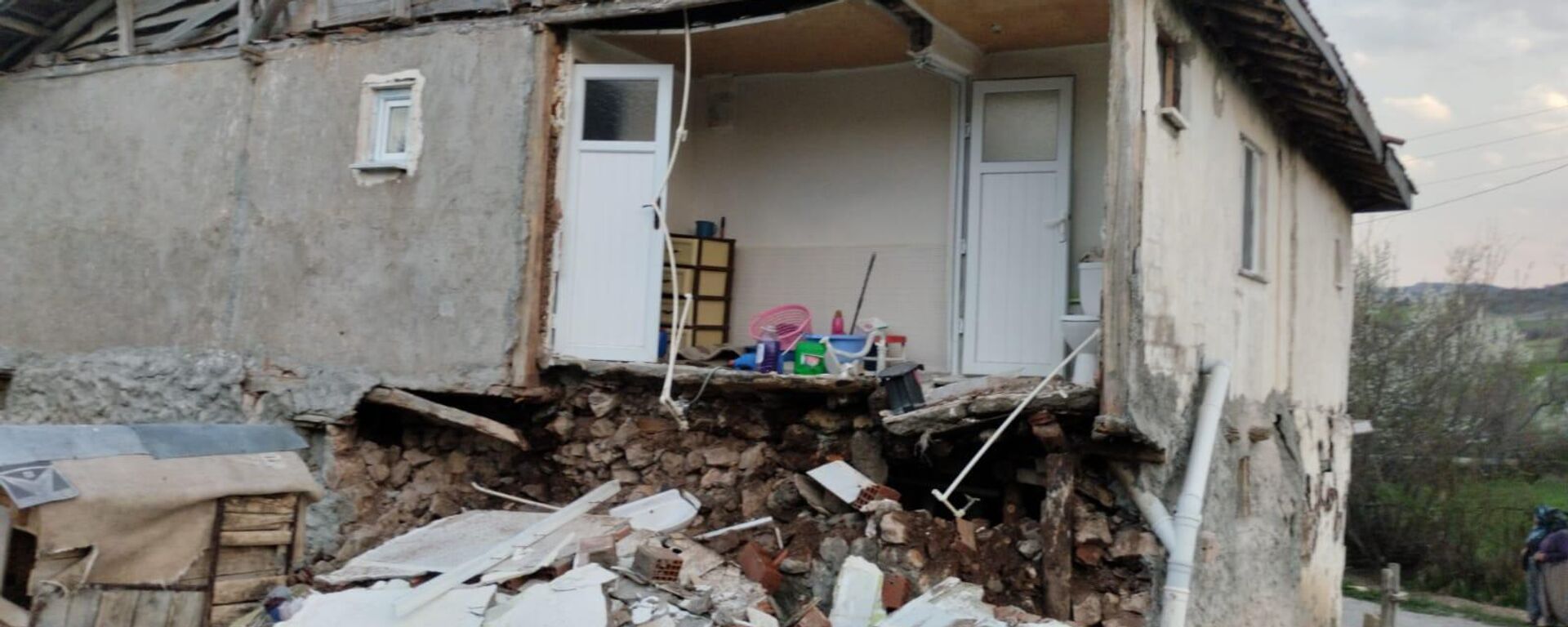 Tokat'ın Sulusaray ilçesinde meydana gelen 5,6 büyüklüğündeki deprem Artova ilçesinde hasara neden oldu.
 - Sputnik Türkiye, 1920, 19.04.2024