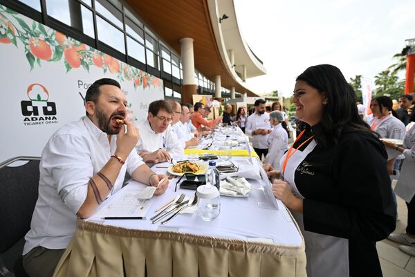 Yarışmaya katılan şefler, &quot;tatlı-pasta&quot;, &quot;soğuk-sıcak yemekler&quot; ve &quot;yöresel Adana mutfağı&quot; kategorilerinde mücadele etti. - Sputnik Türkiye