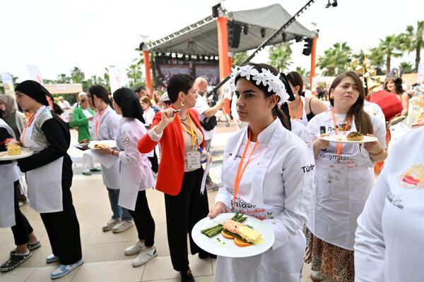 Katılımcıların hazırladığı yiyecekler, jüri üyelerinin beğenisine sunuldu. - Sputnik Türkiye