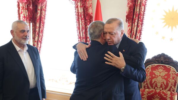  Cumhurbaşkanı Recep Tayyip Erdoğan, Hamas Siyasi Büro Başkanı İsmail Haniye’yi Dolmabahçe’deki çalışma ofisinde kabul etti. İkili arasında görüşme basına kapalı olarak gerçekleşiyor. - Sputnik Türkiye