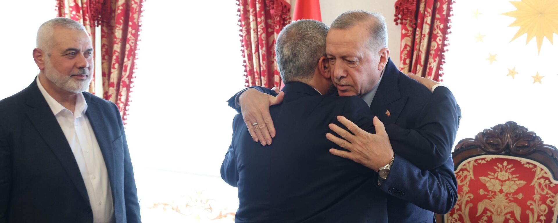  Cumhurbaşkanı Recep Tayyip Erdoğan, Hamas Siyasi Büro Başkanı İsmail Haniye’yi Dolmabahçe’deki çalışma ofisinde kabul etti. İkili arasında görüşme basına kapalı olarak gerçekleşiyor. - Sputnik Türkiye, 1920, 20.04.2024
