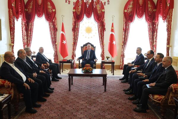  Cumhurbaşkanı Recep Tayyip Erdoğan, Hamas Siyasi Büro Başkanı İsmail Haniye’yi Dolmabahçe’deki çalışma ofisinde kabul etti. İkili arasında görüşme basına kapalı olarak gerçekleşiyor. - Sputnik Türkiye