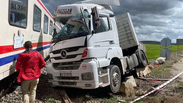 Afyonkarahisar'ın İhsaniye ilçesinde yolcu treninin hemzemin geçitte çarptığı tırın sürücüsü hafif yaralandı.  - Sputnik Türkiye