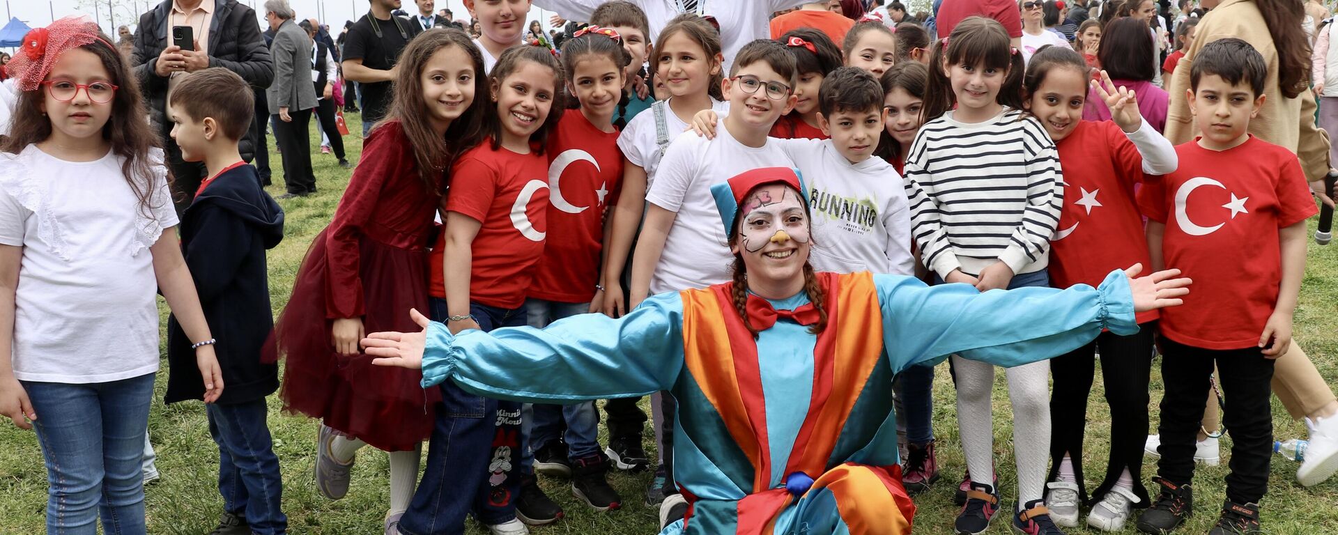 Trabzon'da 2 bin çocuk oyun şenliğinde bir araya geldi - Sputnik Türkiye, 1920, 21.04.2024