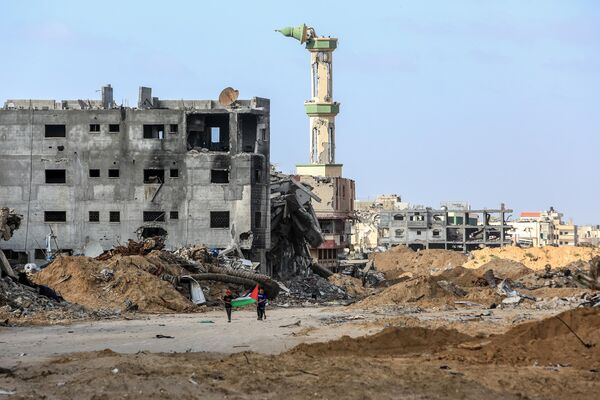 İsrail ordusunun arkasında büyük bir yıkım bırakarak çekildiği Gazze Şeridi&#x27;nin güneyindeki Han Yunus kentindeki cadde ve sokaklar tanınmaz halde. İsrail bombardımanı, kentteki binaları moloz ve kül yığınına çevirdi.  - Sputnik Türkiye