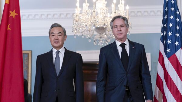 Çin Dışişleri Bakanı Vang Yi (solda), ABD Dışişleri Bakanı Antony Blinken (sağda) ile  - Sputnik Türkiye