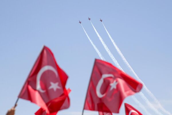 Türk Yıldızları'ndan çocuklara 23 Nisan gösterisi - Sputnik Türkiye