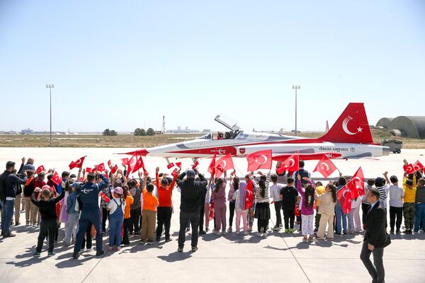 Türk Yıldızları'ndan çocuklara 23 Nisan gösterisi - Sputnik Türkiye