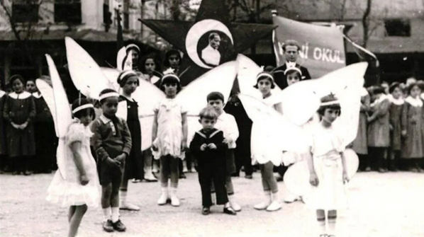 Belgeler arasında ilk kez kutlanan &quot;Çocuk Bayramı&quot; hakkında Hakimiyet-i Milliye gazetesinde yayımlanan 24 Nisan 1927 tarihli habere ait gazete kupürü de yer alıyor. - Sputnik Türkiye