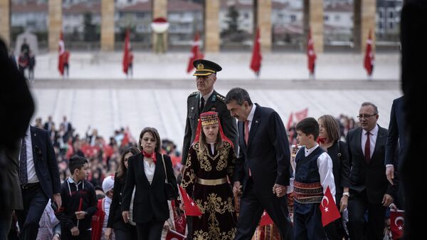 Milli Eğitim Bakanı Yusuf Tekin, 23 Nisan Ulusal Egemenlik ve Çocuk Bayramı dolayısıyla öğretmen ve öğrencilerle Anıtkabir'i ziyaret etti.  - Sputnik Türkiye