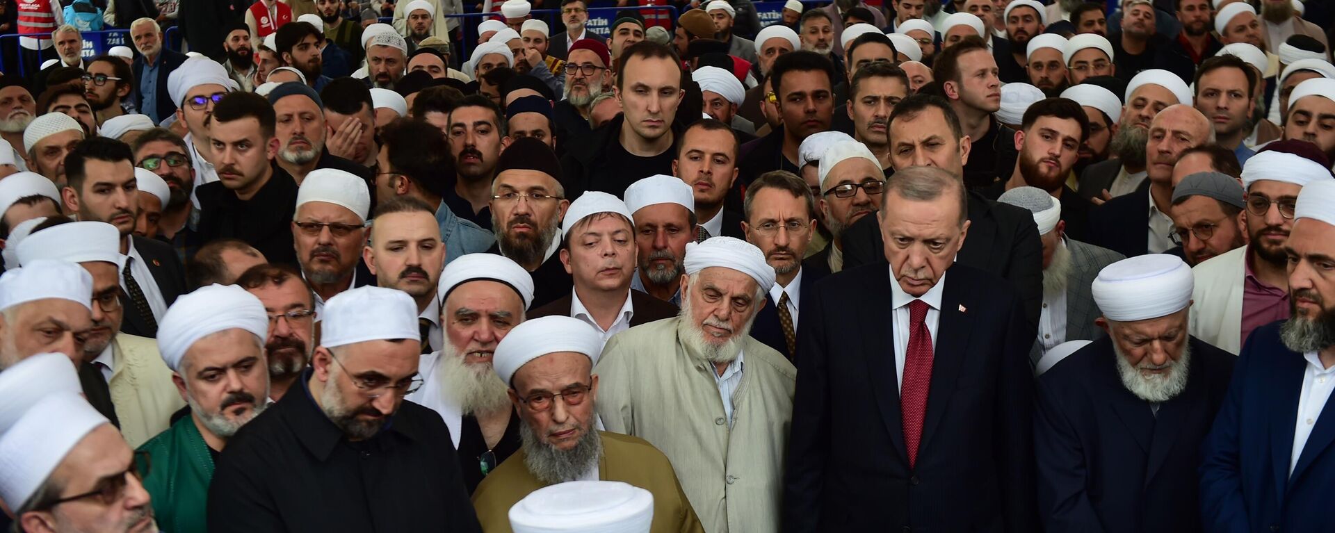 
İstanbul'da hayatını kaybeden İsmailağa Cemaati lideri Hasan Kılıç son yolculuğuna uğurlandı. Fatih Camii'nde düzenlenen törene Cumhurbaşkanı Recep Tayyip Erdoğan da katıldı. - Sputnik Türkiye, 1920, 23.04.2024