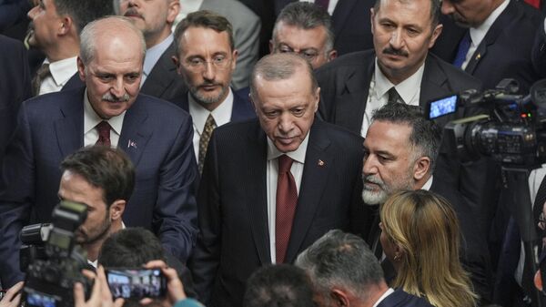 Cumhurbaşkanı Recep Tayyip Erdoğan, TBMM'nin 104. açılış yıl dönümü ve 23 Nisan Ulusal Egemenlik ve Çocuk Bayramı nedeniyle, TBMM Başkanı Numan Kurtulmuş'un ev sahipliğinde düzenlenen resepsiyona katıldı.
 - Sputnik Türkiye