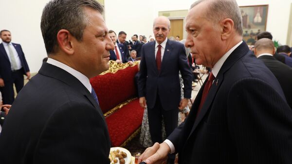 Cumhurbaşkanı Recep Tayyip Erdoğan, TBMM'nin 104. açılış yıl dönümü ve 23 Nisan Ulusal Egemenlik ve Çocuk Bayramı nedeniyle, TBMM Başkanı Numan Kurtulmuş'un ev sahipliğinde düzenlenen resepsiyona katıldı. Resepsiyona, CHP Genel Başkanı Özgür Özel de katıldı.
 - Sputnik Türkiye