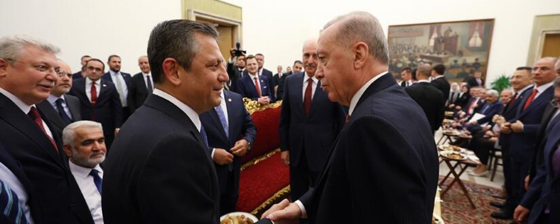 Cumhurbaşkanı Recep Tayyip Erdoğan, TBMM'nin 104. açılış yıl dönümü ve 23 Nisan Ulusal Egemenlik ve Çocuk Bayramı nedeniyle, TBMM Başkanı Numan Kurtulmuş'un ev sahipliğinde düzenlenen resepsiyona katıldı. Resepsiyona, Cumhuriyet Halk Partisi (CHP) Genel Başkanı Özgür Özel (sağda) de katıldı.
 - Sputnik Türkiye, 1920, 30.04.2024