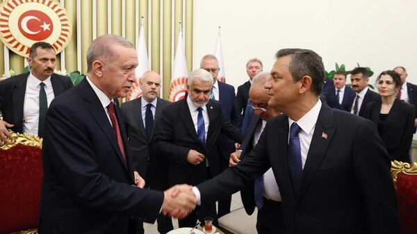 Cumhurbaşkanı Recep Tayyip Erdoğan, TBMM'nin 104. açılış yıl dönümü ve 23 Nisan Ulusal Egemenlik ve Çocuk Bayramı nedeniyle, TBMM Başkanı Numan Kurtulmuş'un ev sahipliğinde düzenlenen resepsiyona katıldı. Resepsiyona, Cumhuriyet Halk Partisi (CHP) Genel Başkanı Özgür Özel (sağda) de katıldı.
 - Sputnik Türkiye